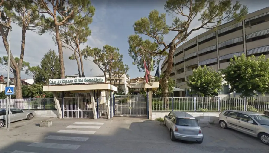 Teramo, anziana si butta dal balcone della Casa di Riposo De Benedictis: in fin di vita